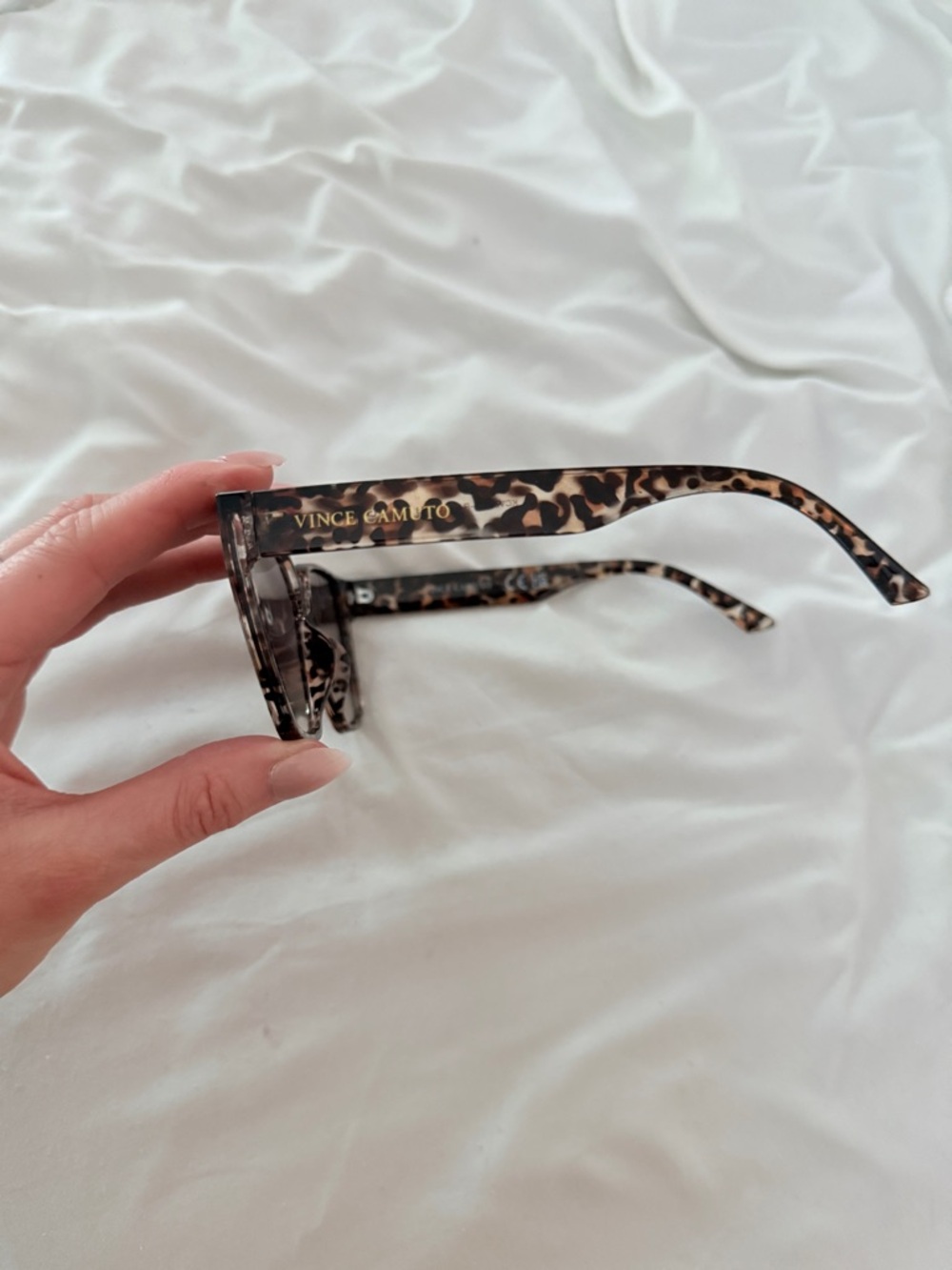 VINCE CAMUTO- Tortoiseshell Cat-Eye Women's Sunglasses - Brown Gradient Lenses - Picture 2 of 4